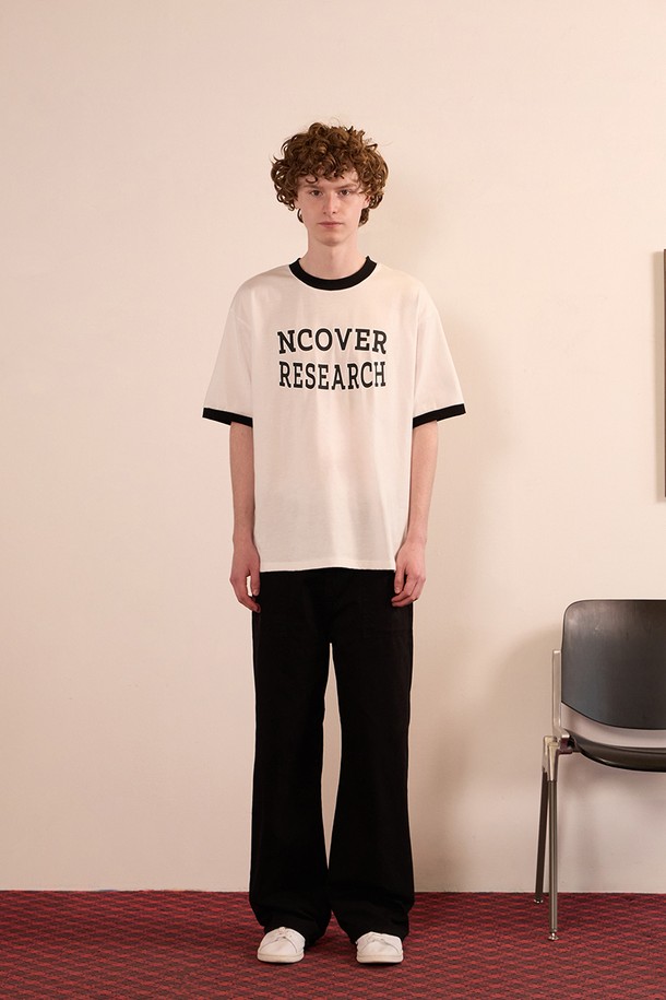 리서치 로고 링거 반팔 티셔츠 블랙은 면과 폴리에스터 혼방 소재로 제작되어 부드러운 촉감과 얇은 두께로 봄, 여름철에 시원하게 착용하기 좋습니다. 베이직하고 캐주얼한 스타일의 이 티셔츠는 남녀 모두 착용 가능하며, 링거 디자인과 박시핏으로 편안한 착용감을 선사합니다. 텀블 가공을 거쳐 수축을 최소화하고 내구성을 높인 스티칭 마감으로 오랫동안 변함없이 즐길 수 있습니다.
