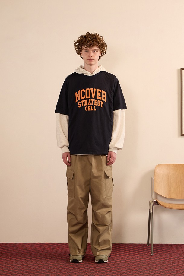 네이비 컬러의 스트레터지 로고 반팔 티셔츠입니다. 면과 폴리에스터 혼방 소재로 제작되어 부드러운 촉감과 통기성을 제공하며, 얇은 두께감으로 봄, 여름철 시원하게 착용하기 좋습니다. 텀블 가공, 텐더 가공, 형태 안정성을 갖춰 편안함과 핏을 유지하며, 박시핏과 라운드넥 디자인으로 캐주얼하고 스포티한 스타일을 연출합니다.
