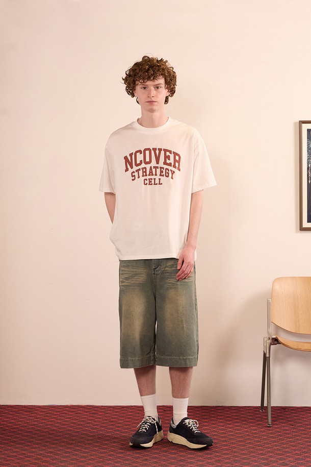 스트레터지 로고 반팔 티셔츠는 부드러운 촉감의 면, 폴리에스테르 혼방 소재로 제작되어 봄, 여름 시즌에 적합한 베이직 캐주얼 스타일의 반팔 티셔츠입니다. 텀블 및 텐더 가공 처리로 편안한 착용감을 제공하며, 신축성 있는 원단과 박시핏 디자인으로 활동성을 높였습니다. 라운드넥에 화이트 컬러, 로고 패턴으로 디자인되어 남녀 모두 착용 가능한 유니섹스 스타일의 데일리 아이템입니다.
