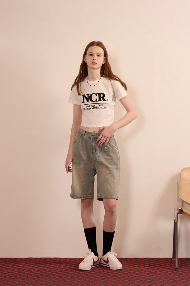 NCR 시그니처 크롭 반팔 티셔츠 화이트는 봄, 여름 시즌에 활용하기 좋은 남녀 공용 베이직 스타일의 반팔 티셔츠입니다. 부드러운 면과 폴리에스테르 혼방 소재로 제작되어 통기성이 뛰어나며, 얇은 두께감과 박시핏 디자인으로 편안한 착용감을 선사합니다. 텀블 가공 처리, 수축 최소화, 내구성 있는 스티칭 디테일로 형태 유지력이 우수하며, 라운드 넥과 로고 패턴이 특징입니다.
