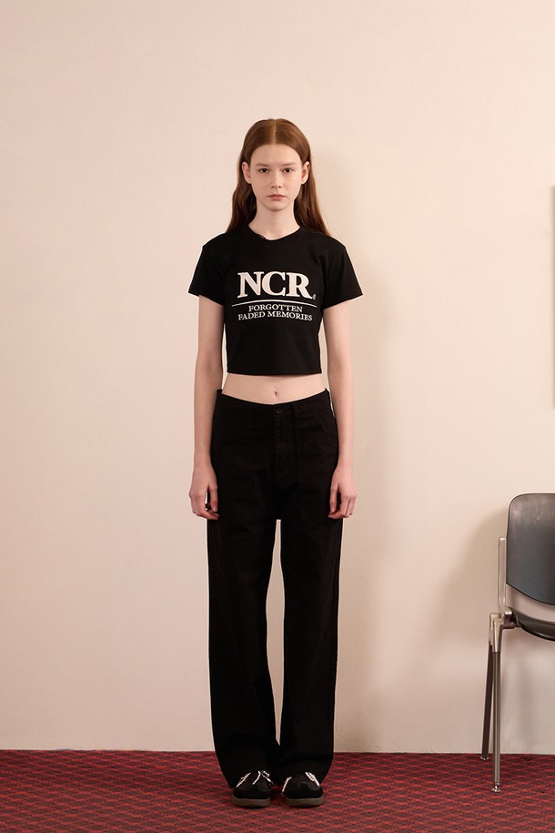 NCR 시그니처 크롭 반팔 티셔츠 블랙은 남녀 공용으로 착용 가능한 베이직 스타일의 티셔츠입니다. 면과 폴리에스테르 혼방 소재로 제작되어 부드러운 촉감과 뛰어난 통기성을 제공하며, 얇은 두께감으로 봄, 여름 시즌에 시원하게 입을 수 있습니다. 박시핏과 라운드넥 디자인에 로고 패턴, 반소매 기장, 크롭 기장으로 트렌디함을 더했으며, 수축 최소화 및 텐션 조절 열처리로 내구성을 높였습니다.
