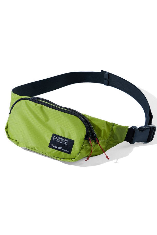 [OverLab] 오버랩 OVPR-106 패러 힙색은 남성을 위한 미니멀하고 스포티한 스타일의 힙색입니다. 블랙, 네이비, 라임, 오렌지 등 톡톡 튀는 4가지 색상으로 출시되었으며, 가볍고 튼튼한 나일론 소재를 사용하여 제작되었습니다. 방수, UV 차단, 속건 기능으로 쾌적함을 유지하며, 분리형 앞 포켓과 길이 조절 가능한 38mm 어깨끈을 통해 실용성을 높였습니다. 초경량(84g) 디자인에 파라코드 지퍼풀, 양면 지퍼, 버클 디테일이 더해져 일상, 스포츠, 레저 활동에 모두 적합합니다.
