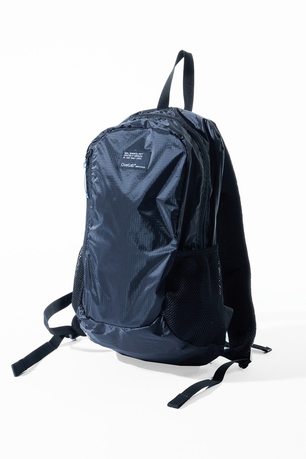 [OverLab] 오버랩 OVPR-107 패러 백팩은 일상, 운동, 여행 등 다용도로 활용 가능한 백팩입니다. 블랙, 네이비, 라임, 오렌지, 그레이 5가지 색상으로 출시되었으며, 100% 나일론 소재로 제작되어 가볍고 튼튼합니다. 미디엄 사이즈의 사각형 디자인으로, 웨이스트 버클과 체스트 버클이 있어 안정적인 착용감을 제공합니다. 생활 방수, UV 차단, 속건, 발수 기능을 갖춰 쾌적하게 사용할 수 있으며, 푹신한 에어망사 등판, 전면 포켓, 사이드 메쉬 포켓, 전자기기 수납 포켓 등 수납 기능도 뛰어납니다. 캐주얼, 미니멀, 스포티 스타일 연출에 적합하며, 여행룩으로도 손색없는 디자인입니다.
