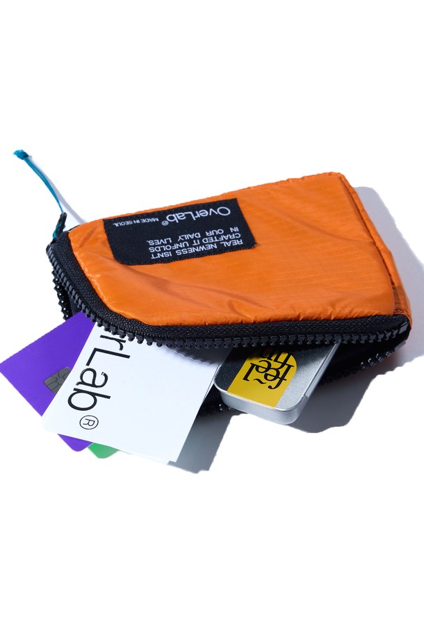 [OverLab] 오버랩 OVPR-110 패러 에어월렛은 가볍고 실용적인 미니멀 디자인의 반지갑입니다. 나일론 소재로 제작되어 경량성을 자랑하며, UV 차단 및 방수 기능을 갖춰 야외 활동에도 적합합니다. L자형 지퍼, 뒷면 포켓, 내부 수납공간 분리를 통해 수납력을 높였으며, 패러글라이더 라인 지퍼풀로 포인트를 더했습니다. 블랙 네이비, 라임 오렌지 두 가지 색상으로 출시되어, 동네 마실룩, 여행룩, 휴가룩 등 다양한 스타일에 캐주얼하고 시크하게 매치할 수 있습니다. 사각 형태의 미니 사이즈로 휴대성이 뛰어나며, 지퍼형 잠금 방식으로 내용물을 안전하게 보호합니다.
