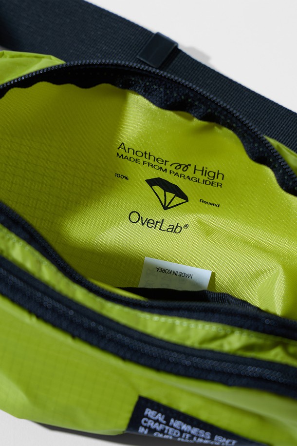 [OverLab] 오버랩 OVPR-106 패러 힙색은 남성을 위한 미니멀하고 스포티한 스타일의 힙색입니다. 블랙, 네이비, 라임, 오렌지 등 톡톡 튀는 4가지 색상으로 출시되었으며, 가볍고 튼튼한 나일론 소재를 사용하여 제작되었습니다. 방수, UV 차단, 속건 기능으로 쾌적함을 유지하며, 분리형 앞 포켓과 길이 조절 가능한 38mm 어깨끈을 통해 실용성을 높였습니다. 초경량(84g) 디자인에 파라코드 지퍼풀, 양면 지퍼, 버클 디테일이 더해져 일상, 스포츠, 레저 활동에 모두 적합합니다.
