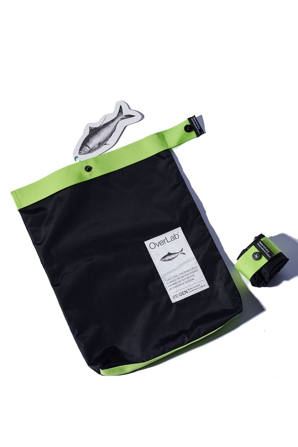 [OverLab] 오버랩 OVPR-119 폴더블백은 폐어망 재활용 원단과 재활용 해양 플라스틱을 사용하여 제작된 친환경 토트백입니다. 생활 방수, 접이식, 발수 기능을 갖춰 실용성을 높였으며, 넓은 수납공간과 단추형 잠금 방식으로 편리하게 사용할 수 있습니다. 남녀 모두 사용 가능한 무지 디자인으로, 일상에서 다목적으로 활용하기 좋은 업사이클링 제품입니다.
