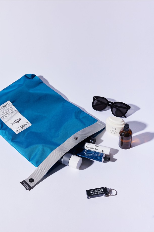 [OverLab] 오버랩 OVPR-119 폴더블백은 폐어망 재활용 원단을 사용하여 제작된 친환경 미니 토트백입니다. 생활 방수, 경량, 속건 기능을 갖춘 사각 디자인의 블루 컬러 가방으로, 버튼형 잠금 방식으로 간편하게 사용할 수 있습니다. 주먹 크기로 접어 휴대성을 높인 다목적 업사이클링 제품으로, 일상 속에서 스타일리시하게 활용하기 좋습니다.
