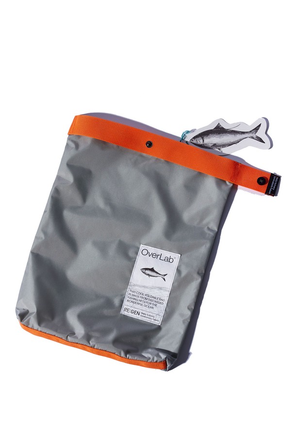 [OverLab] 오버랩 OVPR-119 폴더블백은 폐어망 재활용 원단을 사용하여 제작된 미니 사이즈의 폴더블백입니다. 남녀 모두 사용 가능하며, 사각형 무지 디자인에 단추 장식이 포인트입니다. 방수, 접이식, 경량, 속건, 발수 기능을 갖춰 일상과 여행에서 편리하게 사용할 수 있으며, 주먹 사이즈로 접어 보관할 수 있어 휴대성이 뛰어납니다.

