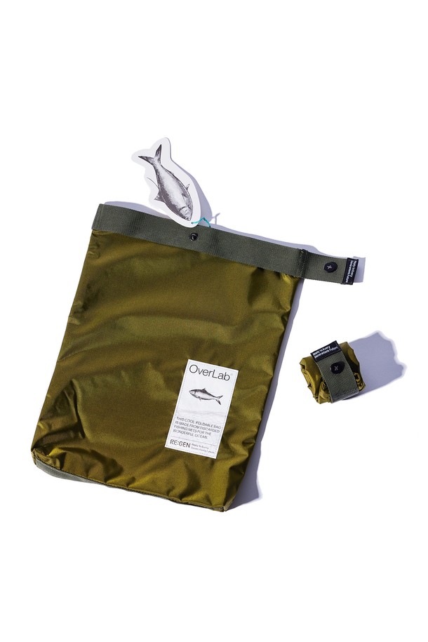 [OverLab] 오버랩 OVPR-119 폴더블백은 폐어망과 재활용 원단을 사용하여 제작된 친환경 미니 폴더블백입니다. 남녀 공용으로 사용 가능하며, 5가지 색상으로 출시되었습니다. 가볍고 접이식 디자인으로 휴대성이 뛰어나며, 생활 방수 기능과 넉넉한 내부 수납공간으로 일상 및 여행 시 다용도로 활용할 수 있습니다.
