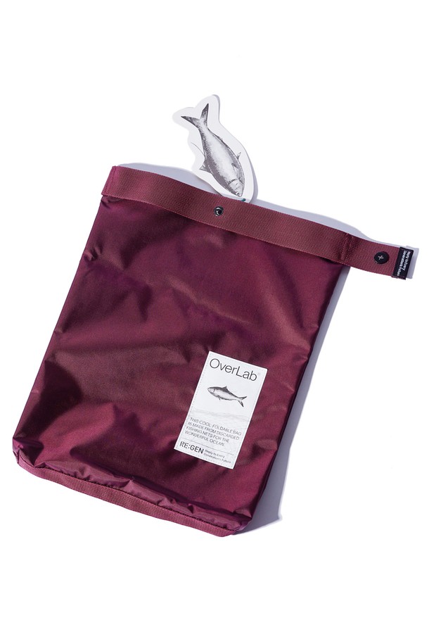 [OverLab] 오버랩 OVPR-119 폴더블백은 폐어망 재활용 원단을 사용하여 제작된 미니 사이즈의 남녀공용 폴더블백입니다. 생활 방수, 경량, 속건, 발수 기능을 갖춘 사각 형태의 무지 디자인으로, 단추 잠금 방식으로 간편하게 사용할 수 있습니다. 내용물을 넣지 않았을 때는 주먹 사이즈로 접어 보관할 수 있으며, 5가지 색상으로 출시되어 일상생활에서 다용도로 활용 가능합니다.

