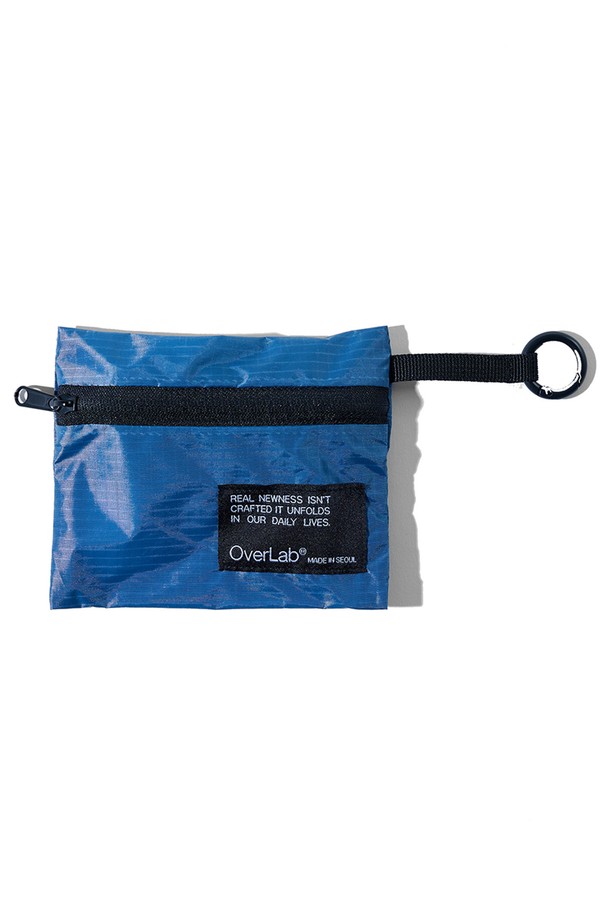 [OverLab] 오버랩 OVPR-104 패러 월렛은 파라글라이더 장비를 업사이클링하여 제작된 미니 사이즈의 지갑입니다. 블랙, 네이비, 라임, 오렌지, 그레이 5가지 색상으로 출시되었으며, 방수, 경량, UV 차단, 속건 기능의 나일론 소재를 사용하여 기능성을 높였습니다. 사각형 디자인에 O링 디테일이 돋보이며, 파라코드 지퍼풀과 더블 립스탑, 그리고 초경량 설계로 편의성을 더했습니다. 동네 마실룩, 여행룩, 산책룩 등 캐주얼, 미니멀, 고프코어 스타일 어디에든 자연스럽게 어울리는 실용적인 아이템입니다. 독립적으로 사용하거나 가방 벨트 루프에 부착하여 활용할 수 있습니다.

