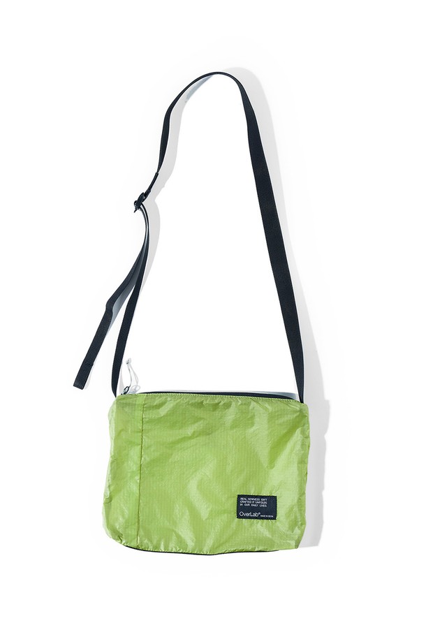 [OverLab] 오버랩 OVPR-102 패러 사코슈백(스탠다드)은 남녀 모두 착용 가능한 미디엄 사이즈의 사각 형태 사코슈백입니다. 네이비, 블랙, 그레이, 라임, 오렌지 5가지 색상으로 출시되었으며, 가볍고 튼튼한 나일론 소재를 사용하여 방수, UV 차단, 속건 기능을 갖췄습니다. 업사이클링 소재를 사용하고, 바닥 보강 처리, 길이 조절 가능한 스트랩, 내부 실크스크린 프린팅으로 실용성을 높였습니다. 파라글라이더 소재와 그리드 패턴, 랜덤 컬러 지퍼풀 디테일로 캐주얼, 미니멀, 고프코어 스타일을 연출하며, 동네 마실, 여행, 산책 등 다양한 일상 용도로 활용하기 좋습니다.
