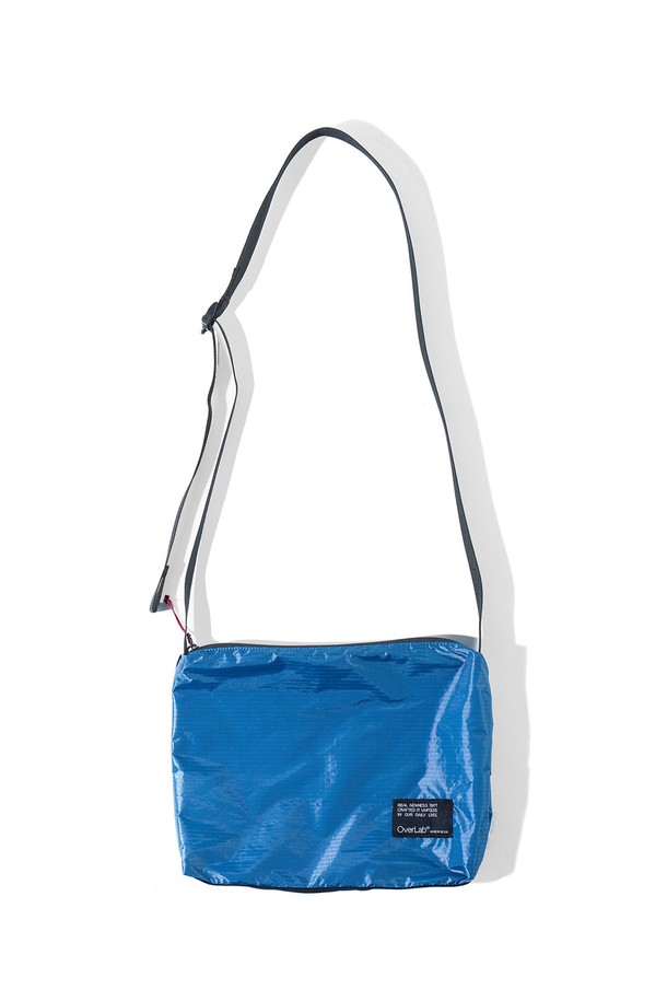 [OverLab] 오버랩 OVPR-102 패러 사코슈백(스탠다드)은 패러글라이더 소재를 업사이클링하여 제작된, 생활 방수 및 UV 차단 기능을 갖춘 사코슈백입니다. 블랙, 네이비, 그레이, 라임, 오렌지 5가지 색상으로 출시되었으며, 55g의 초경량 무게와 넉넉한 수납공간을 자랑합니다. 사각 형태에 실크스크린 프린팅 디자인이 돋보이며, 처짐 방지 바닥면, 길이 조절 가능한 스트랩, 산줄 지퍼 풀러 디테일로 실용성을 더했습니다. 일상, 동네 마실룩, 여행룩에 활용하기 좋으며, 캐주얼, 미니멀, 스포티한 스타일을 연출할 수 있습니다.
