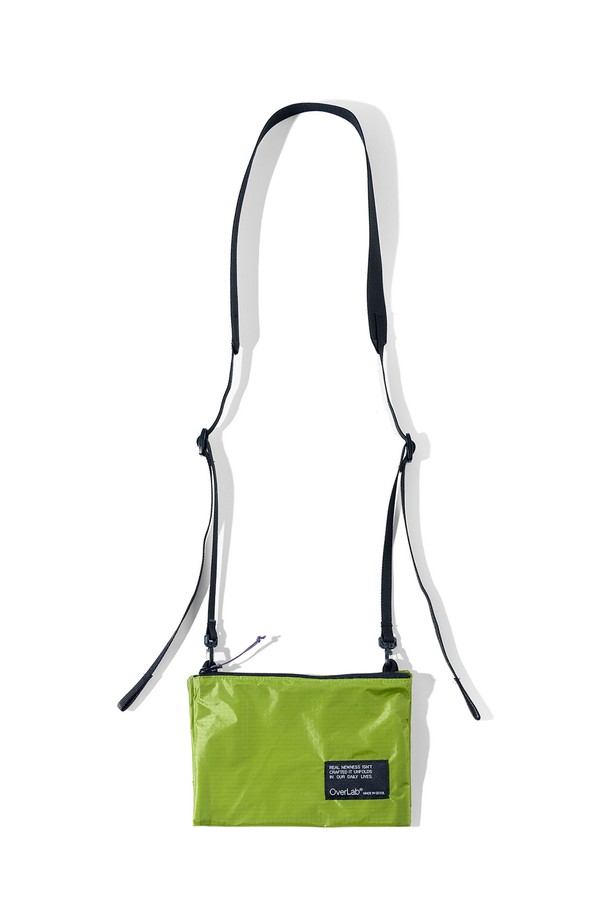 [OverLab] 오버랩 OVPR-103 패러 폴딩 사코슈백은 남성을 위한 미디엄 사이즈 사코슈백입니다. 블랙, 네이비, 그레이, 라임, 오렌지 5가지 색상으로 출시되었으며, 2-way, 탈부착 스트랩, 파라코드 풀러 등의 특징을 갖춘 실용적인 제품입니다. 방수, UV 차단, 속건 기능과 경량의 장점을 가진 나일론 소재의 가방으로, 접이식으로 사용할 수 있어 휴대성을 높였습니다. 사각 형태에 무지 디자인으로 캐주얼, 미니멀, 고프코어 스타일을 연출하기 좋으며, 등산룩이나 여행룩에 매치하기 좋습니다. 더블 립스톱 소재와 그리드 패턴 보강으로 내구성을 높였으며, 스트랩 길이 조절 및 파우치로도 활용 가능합니다.
