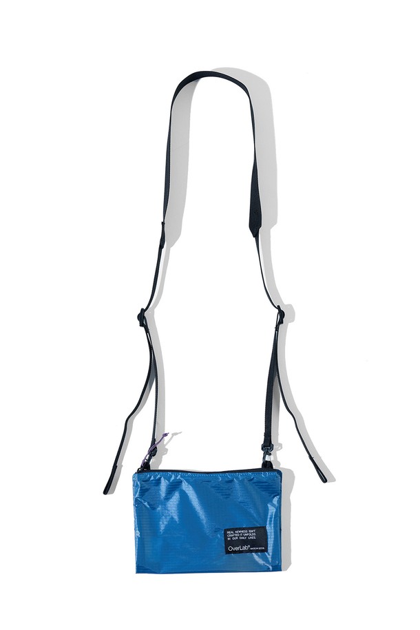 [OverLab] 오버랩 OVPR-103 패러 폴딩 사코슈백은 나일론 소재의 남성용 사코슈백으로, 블랙, 네이비, 그레이, 라임, 오렌지 5가지 색상으로 출시되었습니다. 미디엄 사이즈의 무지 디자인에 지퍼풀러 장식이 돋보이며, 접이식, 탈부착, UV 차단, 속건, 발수, 생활 방수 기능을 갖춰 실용성을 더했습니다. 2-way 디자인과 길이 조절 가능한 끈, 넉넉한 수납공간, 내구성, 초경량의 특징으로 산책, 하이킹, 여행 등 다양한 TPO에 활용 가능하며, 캐주얼, 미니멀, 고프코어 스타일을 즐기는 분들께 추천합니다. 사각 형태의 지퍼형 잠금 방식으로 소지품을 안전하게 보관할 수 있습니다.
