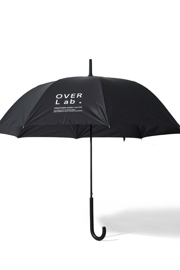 [OverLab] 오버랩 OVPR-112 패러 (Para) 장우산은 패러글라이더 소재를 재활용하여 제작된 친환경 우산입니다. 오렌지, 라임 두 가지 밝은 컬러로 출시되었으며, 격자 무늬 디자인이 특징입니다. UV 차단, 생활 방수 기능을 갖춰 일상 및 레저 스포츠 활동에서 활용 가능하며, 가볍고 튼튼한 살대와 찢어짐 방지 기능으로 내구성을 높였습니다. 초경량 무게와 편안한 그립감의 심플한 손잡이로 휴대성을 더했으며, 산책룩, 여행룩, 캐주얼, 미니멀, 스포티한 스타일 연출에 적합합니다. 수거되는 패러글라이더에 따라 색상 톤이 미세하게 다를 수 있습니다.
