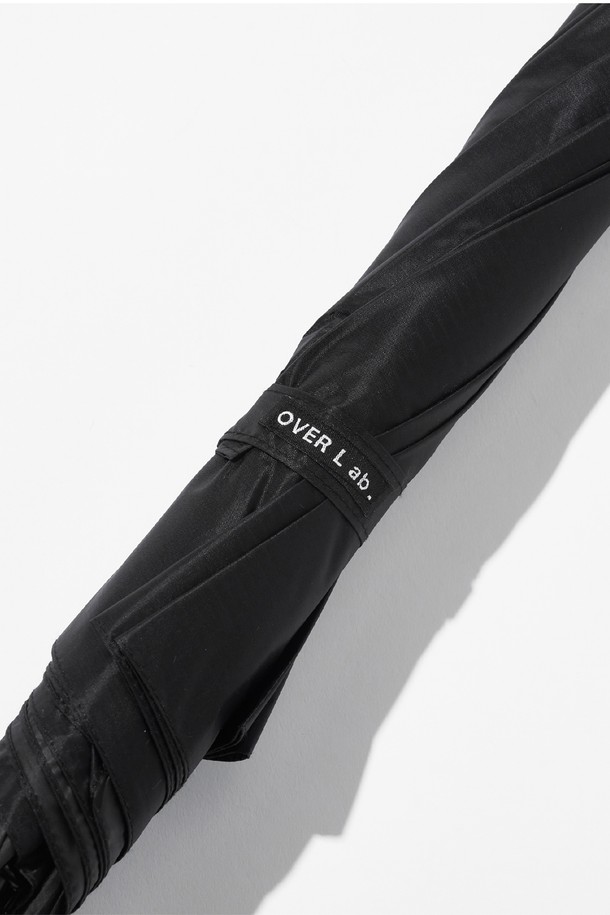 [OverLab] 오버랩 OVPR-116 더라이트 장우산은 미니멀하고 심플한 디자인의 공용 우산입니다. 패러글라이더 원단을 사용하여 가볍고 튼튼하며, UV 차단 및 생활 방수 기능을 갖춰 사계절 내내 활용하기 좋습니다. 찢어짐 방지 및 오염 방지 기능으로 내구성을 높였으며, 양산 겸용이 가능하여 다양한 TPO(여행룩, 산책룩)에 매치하기 좋습니다. 88cm, 100cm 두 가지 사이즈로 출시되었으며, 스타일(미니멀, 클래식, 캐주얼)에 구애받지 않고 데일리 아이템으로 활용할 수 있습니다. 랜덤 컬러로 배송됩니다.
