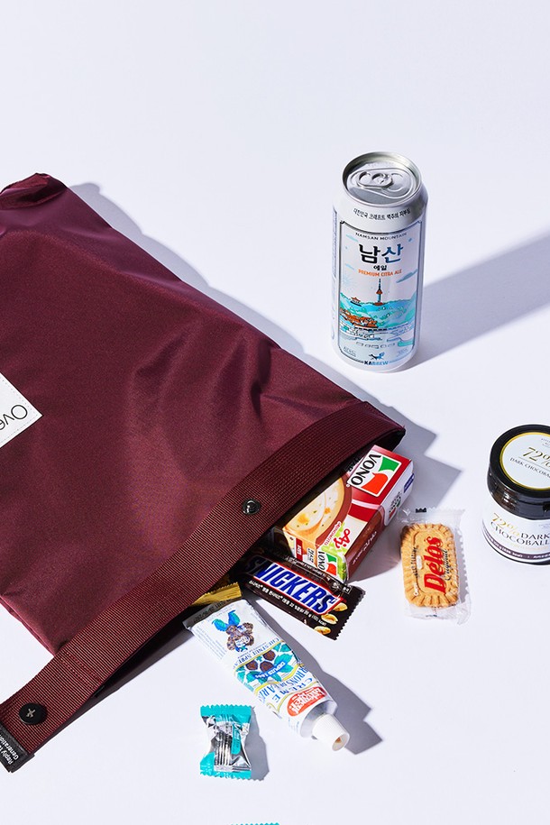 [OverLab] 오버랩 OVPR-119 폴더블백은 폐어망 재활용 원단을 사용하여 제작된 미니 사이즈의 남녀공용 폴더블백입니다. 생활 방수, 경량, 속건, 발수 기능을 갖춘 사각 형태의 무지 디자인으로, 단추 잠금 방식으로 간편하게 사용할 수 있습니다. 내용물을 넣지 않았을 때는 주먹 사이즈로 접어 보관할 수 있으며, 5가지 색상으로 출시되어 일상생활에서 다용도로 활용 가능합니다.
