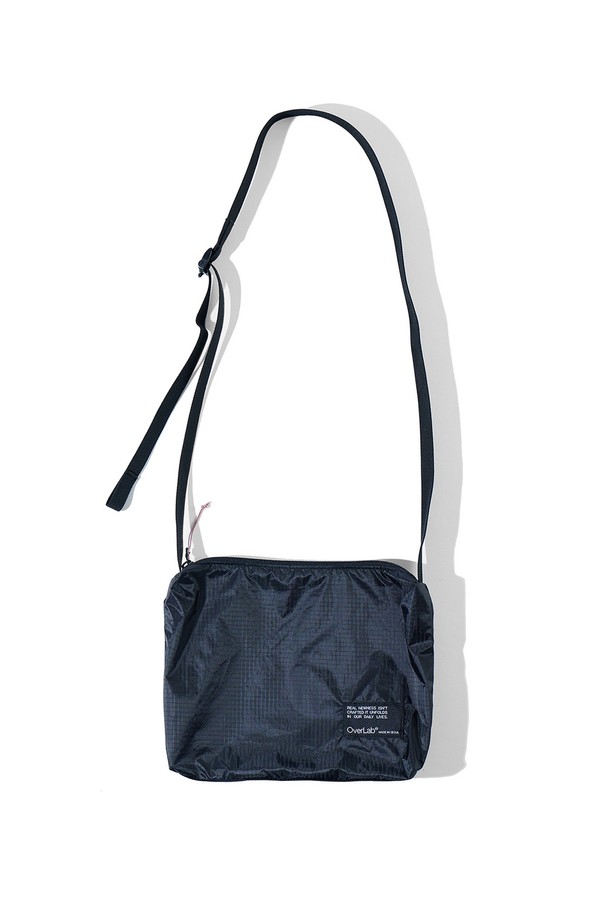 [OverLab] 오버랩 OVPR-102 패러 사코슈백(스탠다드)은 남녀 모두 착용 가능한 캐주얼 스타일의 사코슈백입니다. 블랙, 네이비, 그레이, 라임, 오렌지 5가지 색상으로 출시되었으며, 찢어짐 방지 강화 원단과 나일론 소재를 사용하여 내구성을 높였습니다. 생활 방수, UV 차단, 속건, 발수 기능과 더불어 초경량 55g으로 가볍게 사용할 수 있으며, 넉넉한 수납공간과 처짐 방지 바닥면, 길이 조절 가능한 스트랩을 제공합니다. 사각 형태에 지퍼형 잠금 방식을 갖추었으며, 패러글라이더 산줄 지퍼 풀러와 실크스크린 프린팅 디자인으로 포인트를 더했습니다. 일상, 동네 마실룩, 여행룩 등 다양한 TPO에 미니멀, 고프코어 스타일로 연출하기 좋습니다.
