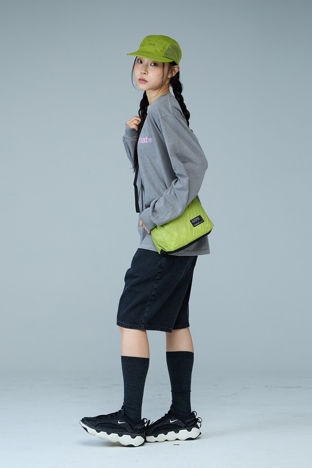 [OverLab] 오버랩 OVPR-102 패러 사코슈백(스탠다드)은 남녀 모두 착용 가능한 미디엄 사이즈의 사각 형태 사코슈백입니다. 네이비, 블랙, 그레이, 라임, 오렌지 5가지 색상으로 출시되었으며, 가볍고 튼튼한 나일론 소재를 사용하여 방수, UV 차단, 속건 기능을 갖췄습니다. 업사이클링 소재를 사용하고, 바닥 보강 처리, 길이 조절 가능한 스트랩, 내부 실크스크린 프린팅으로 실용성을 높였습니다. 파라글라이더 소재와 그리드 패턴, 랜덤 컬러 지퍼풀 디테일로 캐주얼, 미니멀, 고프코어 스타일을 연출하며, 동네 마실, 여행, 산책 등 다양한 일상 용도로 활용하기 좋습니다.
