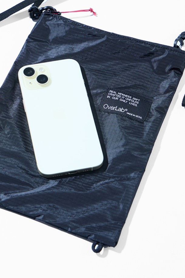 [OverLab] 오버랩 OVPR-103 패러 폴딩 사코슈백은 남성을 위한 미니멀하고 캐주얼한 스타일의 사코슈백입니다. 블랙, 네이비, 그레이, 라임, 오렌지 5가지 색상으로 출시되었으며, 가볍고 튼튼한 나일론 소재로 제작되었습니다.

미디엄 사이즈의 사각 형태 가방으로, 방수, UV 차단, 속건 기능과 접이식 기능을 갖춰 하이킹이나 일상생활에서 활용하기 좋습니다. 2-way 폴딩 디자인과 탈부착 가능한 숄더 스트랩, 파라글라이더 서스펜션 라인 풀탭이 특징입니다.

넉넉한 수납공간을 제공하며, 스트랩을 제거하면 파우치로도 사용 가능합니다. 여행룩과 산책룩에 잘 어울리는 실용적인 가방입니다. 지퍼형 잠금 방식으로 소지품을 안전하게 보관할 수 있습니다.
