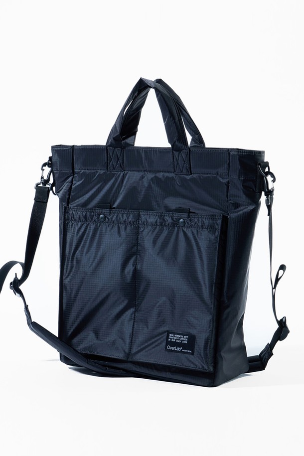 [OverLab] 오버랩 OVPR-111 에어 토트백은 일상과 여행에 모두 적합한 남성용 토트백입니다. 미니멀, 캐주얼, 시티보이 스타일을 추구하는 분들께 추천하며, 출근룩과 여행룩에 모두 잘 어울립니다. 가볍고 튼튼한 나일론 소재에 생활 방수, UV 차단, 속건, 발수 기능을 더해 실용성을 높였습니다. 미디엄 사이즈의 사각 모양으로, 전면 더블 포켓과 전자기기 수납 공간이 있어 수납력을 강화했습니다. 3way 사용 가능, 탈부착 가능한 가방끈, 히든 키링, 내부 라임색 안감 등의 디테일로 편의성을 더했습니다. 그레이 컬러의 무지 디자인으로 어떤 스타일에도 매치하기 좋습니다.
