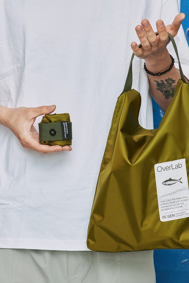 [OverLab] 오버랩 OVPR-119 폴더블백은 폐어망 재활용 원단을 사용하여 제작된 친환경 미니 토트백입니다. 생활 방수, 경량, 속건 기능을 갖춘 사각 디자인의 블루 컬러 가방으로, 버튼형 잠금 방식으로 간편하게 사용할 수 있습니다. 주먹 크기로 접어 휴대성을 높인 다목적 업사이클링 제품으로, 일상 속에서 스타일리시하게 활용하기 좋습니다.
