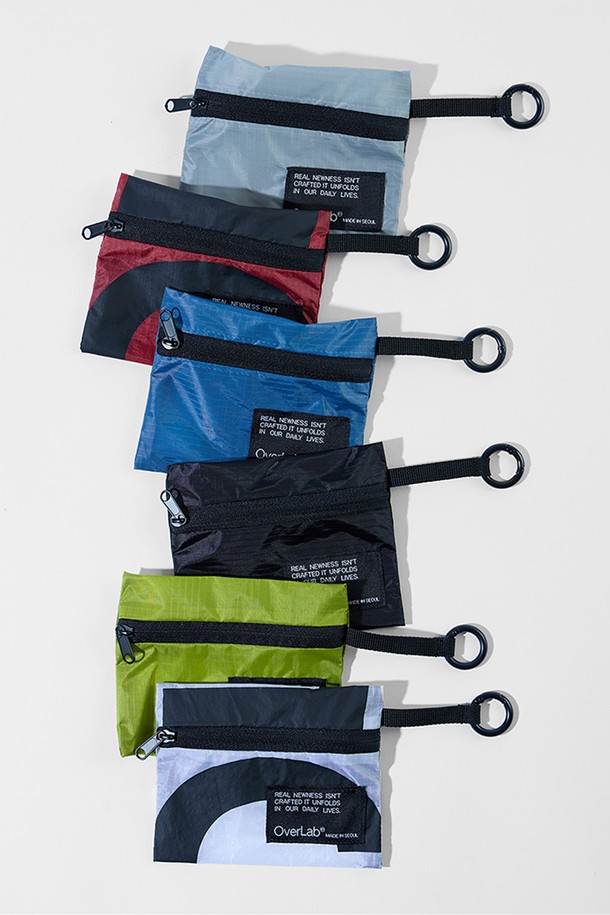 [OverLab] 오버랩 OVPR-104 패러 월렛은 가볍고 튼튼한 나일론 소재를 사용하여 제작된 미니 사이즈 파우치입니다. 블랙 네이비, 라임 오렌지, 그레이 세 가지 색상으로 출시되었으며, 그리드 패턴과 지퍼, 링, 벨트루프 디자인으로 포인트를 더했습니다. 방수, 경량, UV 차단, 속건 기능을 갖춰 일상생활은 물론 여행과 산책 시에도 유용하게 사용할 수 있습니다. 초경량 더블 립스톱 원단에 오염 방지, 발수, 내구성까지 갖춰 캐주얼, 미니멀, 스포티한 스타일을 즐기는 분들께 추천합니다.
