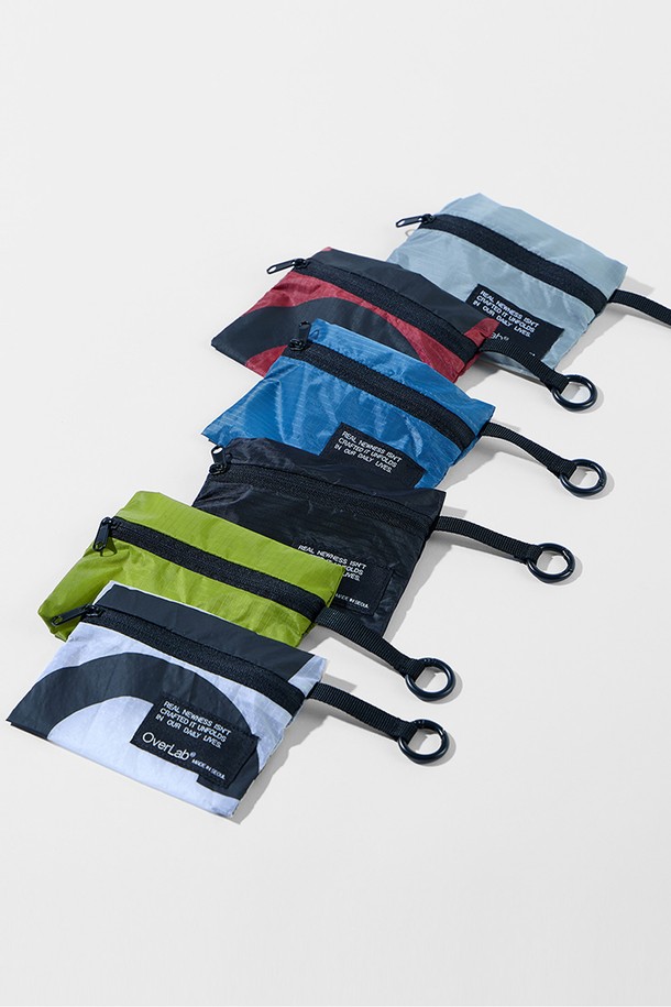 [OverLab] 오버랩 OVPR-104 패러 월렛은 패러글라이더 소재를 재활용하여 제작된 미니멀 디자인의 월렛입니다. 블랙, 네이비, 라임, 오렌지, 그레이 등 다양한 컬러로 출시되어 데이트룩, 쇼핑룩, 여행룩 등 어떤 스타일에도 매치하기 좋습니다. 얇고 가벼운 초경량에 컴팩트한 사이즈로 휴대성이 뛰어나며, 넉넉한 수납력을 갖춰 실용적입니다. 격자 무늬와 O링, 지퍼 디테일이 디자인 포인트를 더하며, UV 차단, 속건, 발수, 생활 방수 기능으로 기능성까지 놓치지 않았습니다. 지퍼형 잠금 방식으로 내용물을 안전하게 보관할 수 있습니다.
