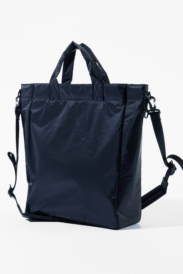 [OverLab] 오버랩 OVPR-111 에어 토트백은 일상과 여행에 모두 적합한 남성용 토트백입니다. 미니멀, 캐주얼, 시티보이 스타일을 추구하는 분들께 추천하며, 출근룩과 여행룩에 모두 잘 어울립니다. 가볍고 튼튼한 나일론 소재에 생활 방수, UV 차단, 속건, 발수 기능을 더해 실용성을 높였습니다. 미디엄 사이즈의 사각 모양으로, 전면 더블 포켓과 전자기기 수납 공간이 있어 수납력을 강화했습니다. 3way 사용 가능, 탈부착 가능한 가방끈, 히든 키링, 내부 라임색 안감 등의 디테일로 편의성을 더했습니다. 그레이 컬러의 무지 디자인으로 어떤 스타일에도 매치하기 좋습니다.
