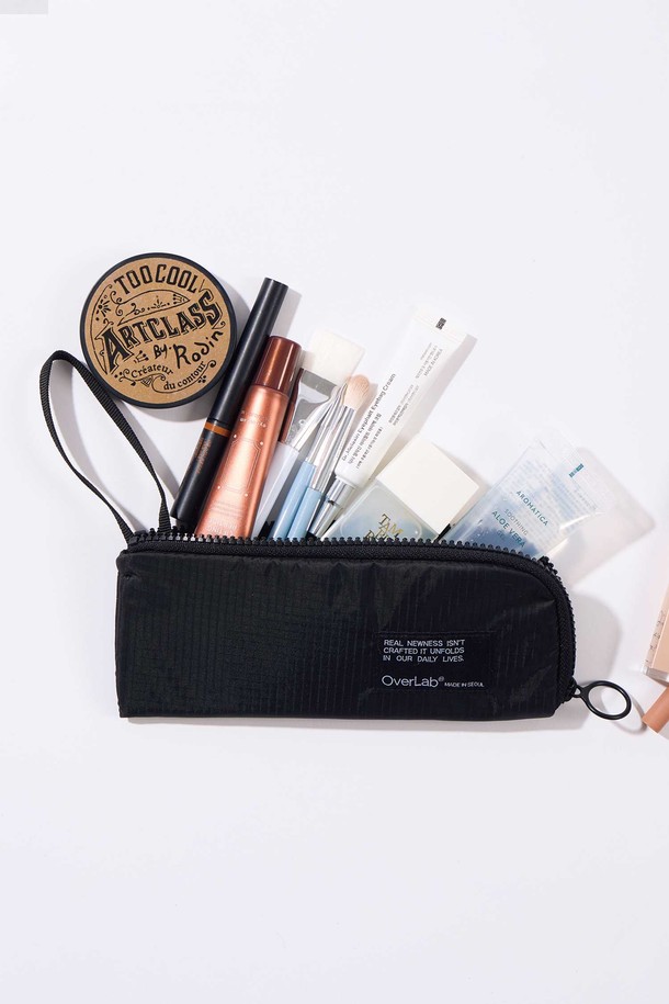[OverLab] 오버랩 OVPR-130 / Holdy 케이스는 더블립스탑 소재로 제작되어 경량, UV 차단, 속건, 발수, 생활 방수 기능을 갖춘 여성용 펜슬케이스입니다. 미디엄 사이즈의 사각 디자인에 멀티 스트랩과 접지장식으로 포인트를 주었으며, 블랙, 네이비, 라임, 오렌지, 퍼플, 라이트 퍼플 등 다채로운 컬러 옵션을 제공합니다. 3개의 분리된 수납공간, 이중 지퍼 및 L자형 지퍼 구조로 편리성을 높였으며, 감각적인 프린팅 디자인이 돋보입니다.
