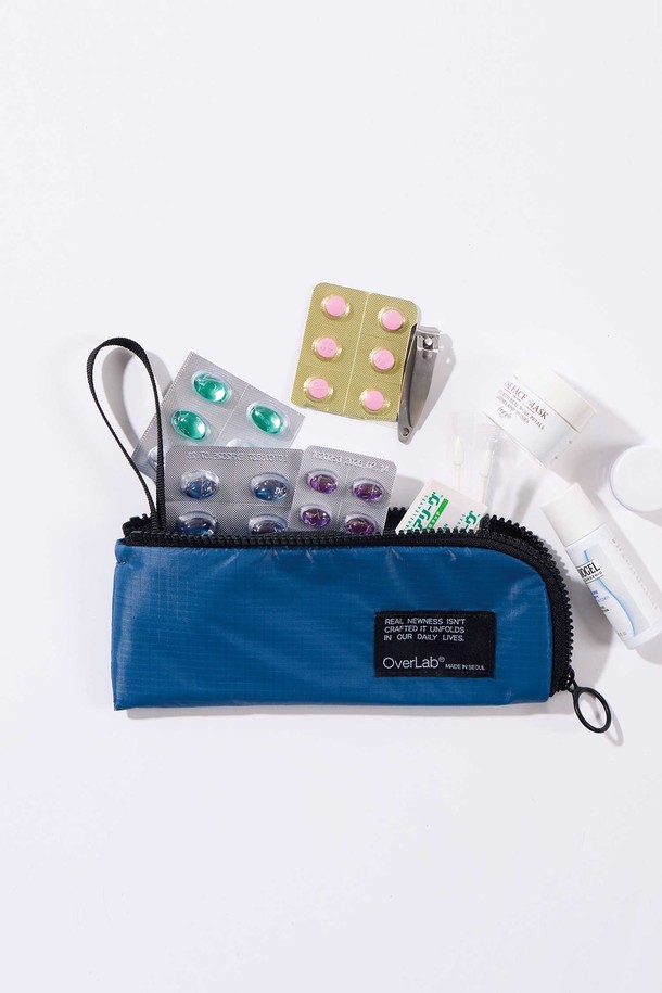 OverLab의 OVPR-130 Holdy 케이스는 네이비, 라임, 오렌지, 퍼플, 라이트 퍼플 등 다채로운 컬러로 출시된, 3개의 수납공간과 L자형 지퍼 구조를 갖춘 미디엄 사이즈의 펜슬 케이스입니다. 더블립스탑 소재를 사용하여 UV 차단, 발수, 속건, 경량 기능을 제공하며, 일상생활에서 튼튼하게 사용할 수 있도록 디자인되었습니다. 이중 지퍼와 멀티 스트랩, 접지장식 디테일이 돋보이며, 초경량 설계와 내구성을 강화하여, 실용성과 스타일을 모두 갖춘 제품입니다.
