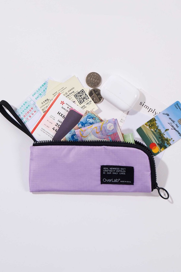 [OverLab] 오버랩 OVPR-130 / Holdy 케이스는 더블립스탑 소재로 제작되어 생활 방수, UV 차단, 속건, 발수 기능을 갖춘 실용적인 팬슬케이스입니다. 미니 사이즈에 3개의 분리 수납공간, 이중 지퍼 구조, L자형 지퍼, 접이식 덮개, 배색 안감 등의 특징을 더하여 수납력을 높였으며, 블랙, 네이비, 라임, 오렌지, 퍼플, 라이트 퍼플의 다채로운 색상으로 출시되었습니다. 가볍고 튼튼하며, 사각형 디자인에 지퍼와 스트랩으로 포인트를 준 36g의 경량 제품으로 일상생활에서 편리하게 사용할 수 있습니다.
