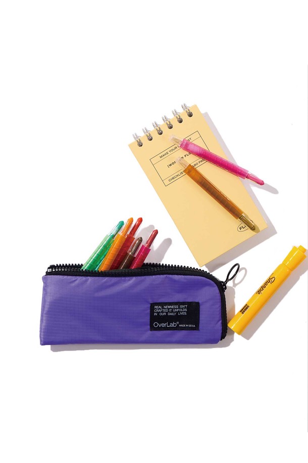[OverLab] 오버랩 OVPR-130 / Holdy 케이스는 3개의 수납공간과 L자형 지퍼 구조로 실용성을 높인 필통입니다. 더블 립스탑 원단을 사용하여 방수, UV 차단, 속건 기능을 갖췄으며, 네이비, 라임, 오렌지, 라이트퍼플 4가지 색상과 그리드 패턴으로 세련된 디자인을 자랑합니다. 접이식 플랩, 대비색 안감, 36g의 초경량 무게로 편의성을 극대화한 사각 형태의 필통입니다.
