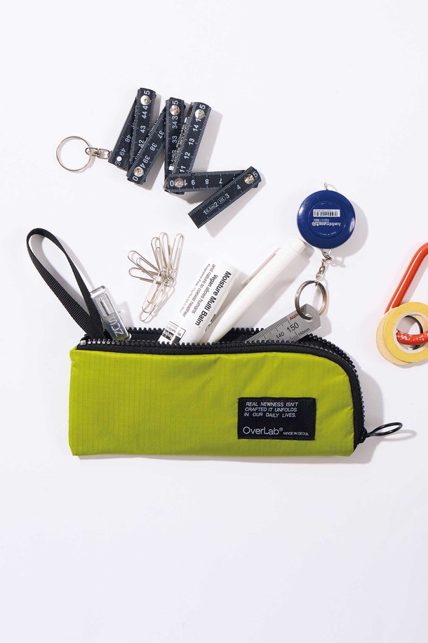 [OverLab] 오버랩 OVPR-130 / Holdy 케이스는 더블립스탑 소재로 제작되어 UV 차단, 방수, 속건, 발수 기능을 갖춘 실용적인 펜슬 케이스입니다. 블랙, 네이비, 라임, 오렌지, 퍼플, 라이트 퍼플의 다채로운 색상으로 제공되며, 3개의 분리된 수납공간, 이중 지퍼, 멀티 스트랩, 접이식 덮개, L자형 지퍼 구조 등 넉넉한 수납과 편리한 사용성을 제공합니다. 가볍고 내구성이 뛰어나며 오염 방지 기능까지 갖춰, 일상생활에서 유용하게 사용할 수 있습니다.
