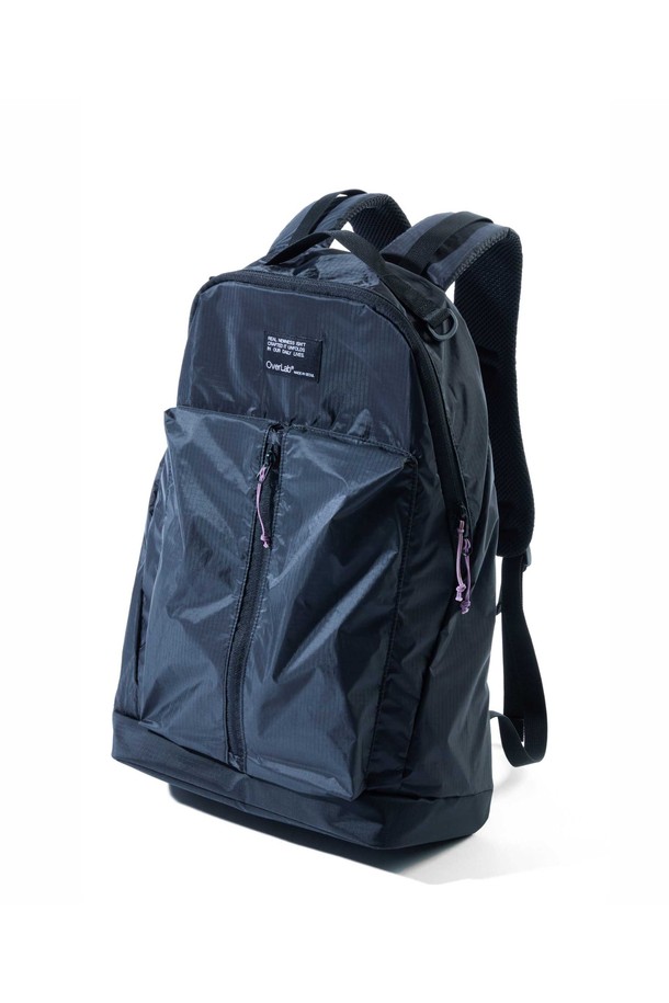 [OverLab] OVPR-137 어반 백팩 블랙은 미니멀하고 캐주얼한 스타일의 남녀 공용 백팩입니다. 15인치 노트북 수납이 가능하며, 방수, UV 차단, 속건 기능과 경량 나일론 소재를 사용하여 일상 및 여행에 적합합니다. 사각 형태에 버클, D링, 체스트 버클 등의 디자인 디테일과 수납공간 분리로 실용성을 더한 백팩입니다.
