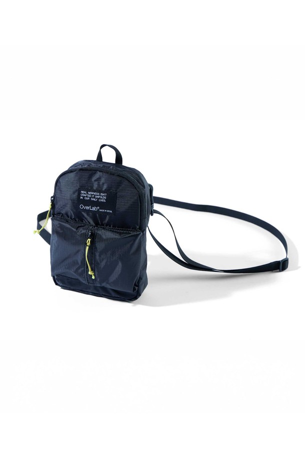 [OverLab] OVPR-129 어반 미니크로스백은 일상과 여행에 적합한 남성용 크로스백입니다. 블랙 색상의 미니멀하고 캐주얼한 사각 디자인으로, 찢어짐 방지 및 오염 방지 기능과 패러글라이더 소재 업사이클링으로 제작되어 내구성을 높였습니다. 생활 방수, UV 차단, 속건, 발수, 경량 기능을 갖춘 실용적인 가방으로, 여행룩과 시크한 스타일을 연출하기 좋습니다.
