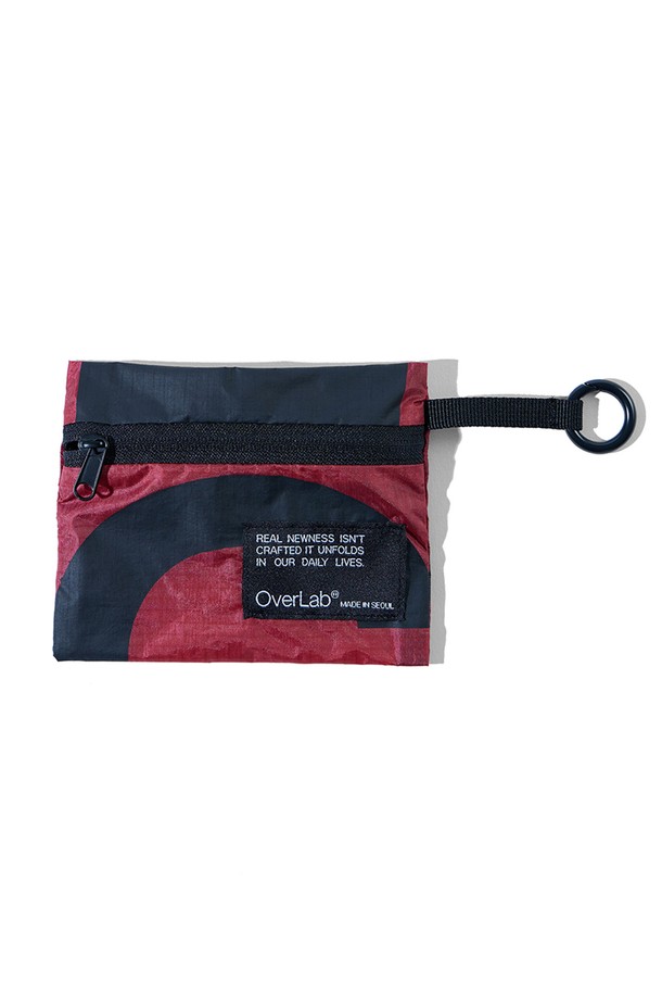 [OverLab] 오버랩 OVPR-104 패러 월렛 PR은 패러글라이딩 장비를 업사이클링하여 제작된 반지갑입니다. 나일론 소재로 제작되어 방수, UV 차단, 속건 기능과 경량성을 갖춰 여행, 산책, 휴가 등 다양한 TPO에 활용하기 좋습니다. 화이트, 그레이, 레드 3가지 색상으로 출시되었으며, 링 디자인 장식과 지퍼형 잠금 방식으로 실용성을 더했습니다. 그리드 패턴 보강사를 적용하여 내구성을 높였으며, 오염 방지 기능으로 관리가 용이합니다. 캐주얼, 미니멀, 스포티한 스타일을 즐기는 고객에게 적합한 아이템입니다.
