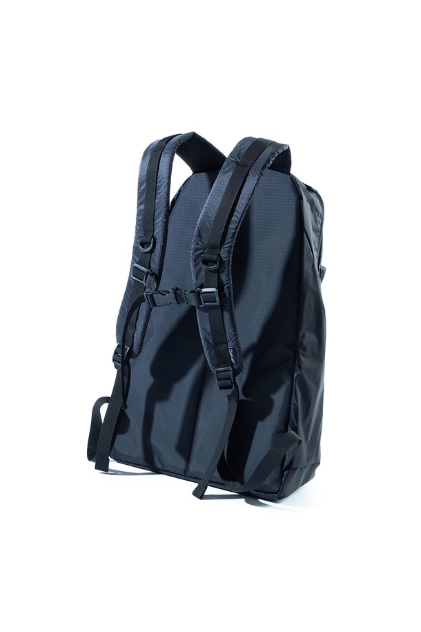 [OverLab] OVPR-137 어반 백팩 블랙은 미니멀하고 캐주얼한 스타일의 남녀 공용 백팩입니다. 15인치 노트북 수납이 가능하며, 방수, UV 차단, 속건 기능과 경량 나일론 소재를 사용하여 일상 및 여행에 적합합니다. 사각 형태에 버클, D링, 체스트 버클 등의 디자인 디테일과 수납공간 분리로 실용성을 더한 백팩입니다.
