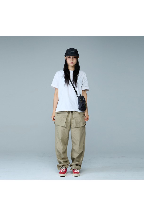 [OverLab] OVPR-129 어반 미니크로스백은 일상과 여행에 적합한 남성용 크로스백입니다. 블랙 색상의 미니멀하고 캐주얼한 사각 디자인으로, 찢어짐 방지 및 오염 방지 기능과 패러글라이더 소재 업사이클링으로 제작되어 내구성을 높였습니다. 생활 방수, UV 차단, 속건, 발수, 경량 기능을 갖춘 실용적인 가방으로, 여행룩과 시크한 스타일을 연출하기 좋습니다.
