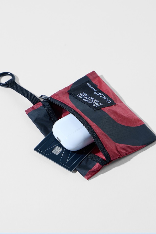 [OverLab] 오버랩 OVPR-104 패러 월렛 PR은 패러글라이딩 장비를 업사이클링하여 제작된 반지갑입니다. 나일론 소재로 제작되어 방수, UV 차단, 속건 기능과 경량성을 갖춰 여행, 산책, 휴가 등 다양한 TPO에 활용하기 좋습니다. 화이트, 그레이, 레드 3가지 색상으로 출시되었으며, 링 디자인 장식과 지퍼형 잠금 방식으로 실용성을 더했습니다. 그리드 패턴 보강사를 적용하여 내구성을 높였으며, 오염 방지 기능으로 관리가 용이합니다. 캐주얼, 미니멀, 스포티한 스타일을 즐기는 고객에게 적합한 아이템입니다.
