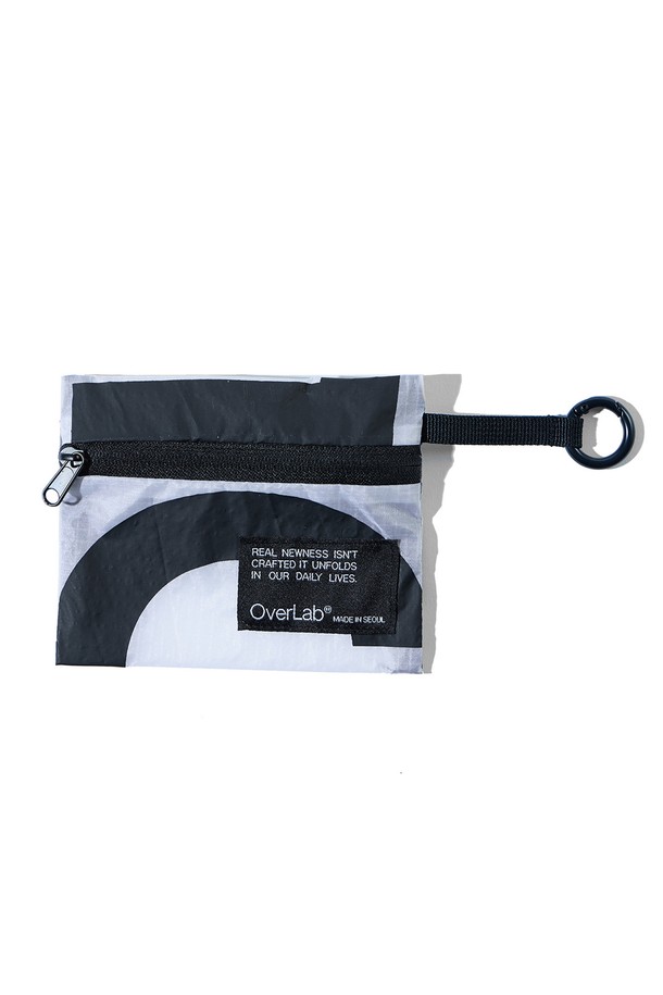 [OverLab] 오버랩 OVPR-104 패러 월렛 PR은 미니멀하고 시크한 스타일을 추구하는 분들을 위한 지갑입니다. 넉넉한 수납공간과 컴팩트한 사이즈, 벨트고리 부착으로 실용성을 높였습니다. 블랙, 화이트, 레드, 그레이 4가지 색상으로 출시되었으며, 방수, 속건, 내구성을 갖춘 나일론 소재에 그리드 패턴을 적용했습니다. UV 차단 기능까지 더해져 쇼핑룩, 데이트룩 등 어떤 스타일에도 잘 어울립니다. 지퍼형 잠금 방식으로 안전하게 소지품을 보관하며, 카드, 명함, 이어폰, 소형 액세서리 등 다양한 물품을 수납할 수 있습니다. 사이즈는 12.5 x 10cm입니다.
