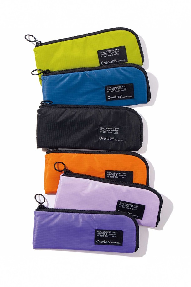 OverLab의 OVPR-130 Holdy 케이스는 네이비, 라임, 오렌지, 퍼플, 라이트 퍼플 등 다채로운 컬러로 출시된, 3개의 수납공간과 L자형 지퍼 구조를 갖춘 미디엄 사이즈의 펜슬 케이스입니다. 더블립스탑 소재를 사용하여 UV 차단, 발수, 속건, 경량 기능을 제공하며, 일상생활에서 튼튼하게 사용할 수 있도록 디자인되었습니다. 이중 지퍼와 멀티 스트랩, 접지장식 디테일이 돋보이며, 초경량 설계와 내구성을 강화하여, 실용성과 스타일을 모두 갖춘 제품입니다.
