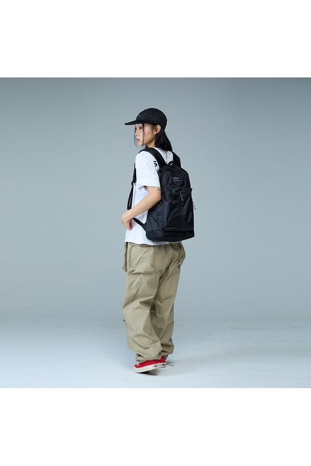 [OverLab] OVPR-137 어반 백팩 블랙은 미니멀하고 캐주얼한 스타일의 남녀 공용 백팩입니다. 15인치 노트북 수납이 가능하며, 방수, UV 차단, 속건 기능과 경량 나일론 소재를 사용하여 일상 및 여행에 적합합니다. 사각 형태에 버클, D링, 체스트 버클 등의 디자인 디테일과 수납공간 분리로 실용성을 더한 백팩입니다.
