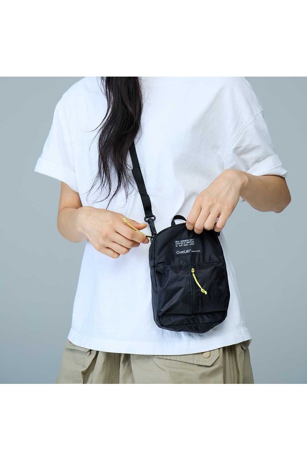 [OverLab] OVPR-129 어반 미니크로스백은 일상과 여행에 적합한 남성용 크로스백입니다. 블랙 색상의 미니멀하고 캐주얼한 사각 디자인으로, 찢어짐 방지 및 오염 방지 기능과 패러글라이더 소재 업사이클링으로 제작되어 내구성을 높였습니다. 생활 방수, UV 차단, 속건, 발수, 경량 기능을 갖춘 실용적인 가방으로, 여행룩과 시크한 스타일을 연출하기 좋습니다.
