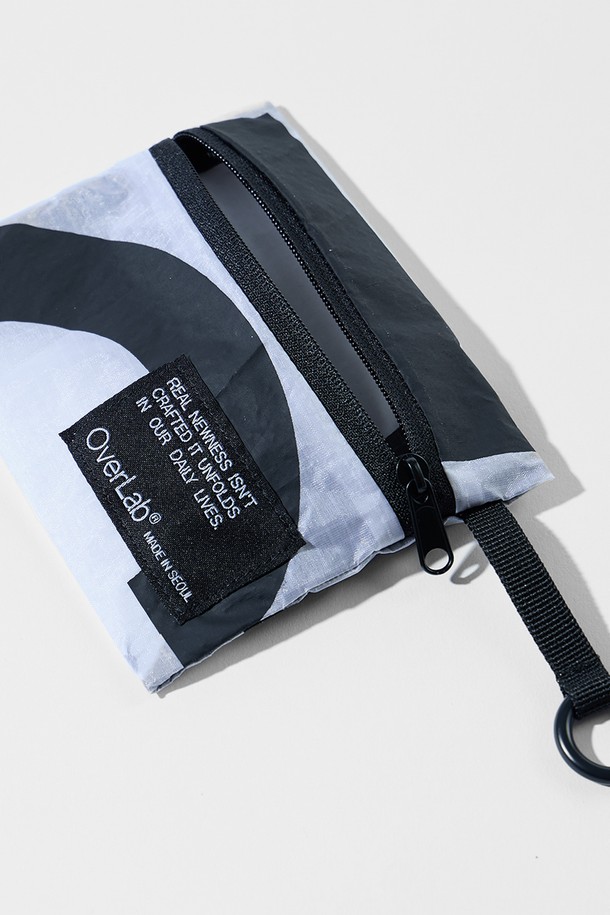 [OverLab] 오버랩 OVPR-104 패러 월렛 PR은 미니멀하고 시크한 스타일을 추구하는 분들을 위한 지갑입니다. 넉넉한 수납공간과 컴팩트한 사이즈, 벨트고리 부착으로 실용성을 높였습니다. 블랙, 화이트, 레드, 그레이 4가지 색상으로 출시되었으며, 방수, 속건, 내구성을 갖춘 나일론 소재에 그리드 패턴을 적용했습니다. UV 차단 기능까지 더해져 쇼핑룩, 데이트룩 등 어떤 스타일에도 잘 어울립니다. 지퍼형 잠금 방식으로 안전하게 소지품을 보관하며, 카드, 명함, 이어폰, 소형 액세서리 등 다양한 물품을 수납할 수 있습니다. 사이즈는 12.5 x 10cm입니다.
