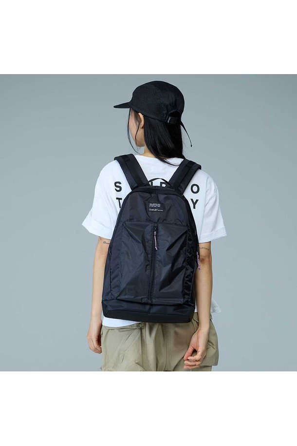 [OverLab] OVPR-137 어반 백팩 블랙은 미니멀하고 캐주얼한 스타일의 남녀 공용 백팩입니다. 15인치 노트북 수납이 가능하며, 방수, UV 차단, 속건 기능과 경량 나일론 소재를 사용하여 일상 및 여행에 적합합니다. 사각 형태에 버클, D링, 체스트 버클 등의 디자인 디테일과 수납공간 분리로 실용성을 더한 백팩입니다.
