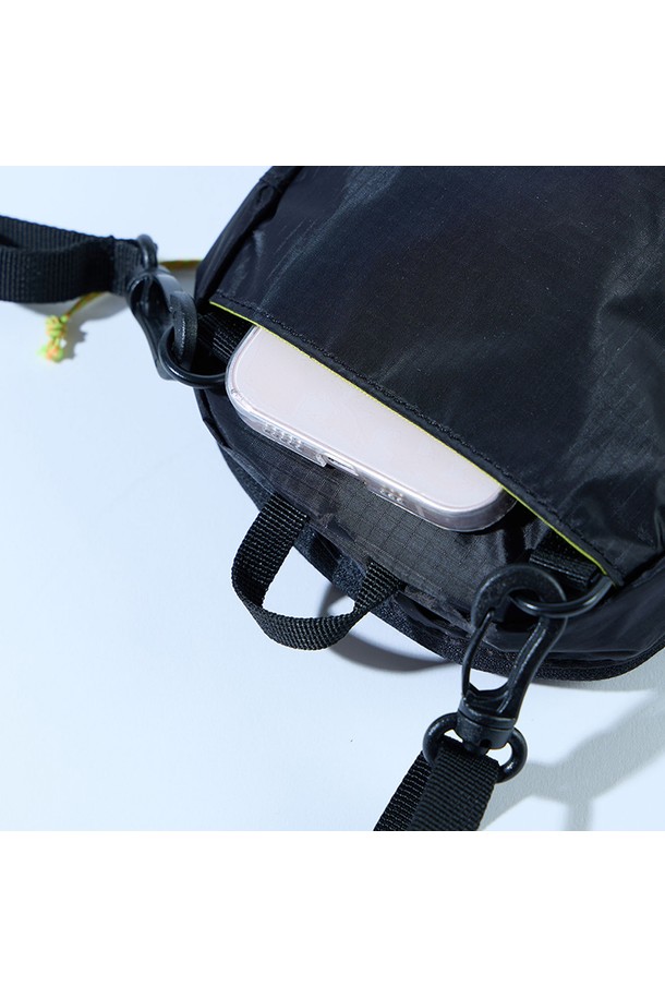 [OverLab] OVPR-129 어반 미니크로스백은 일상과 여행에 적합한 남성용 크로스백입니다. 블랙 색상의 미니멀하고 캐주얼한 사각 디자인으로, 찢어짐 방지 및 오염 방지 기능과 패러글라이더 소재 업사이클링으로 제작되어 내구성을 높였습니다. 생활 방수, UV 차단, 속건, 발수, 경량 기능을 갖춘 실용적인 가방으로, 여행룩과 시크한 스타일을 연출하기 좋습니다.
