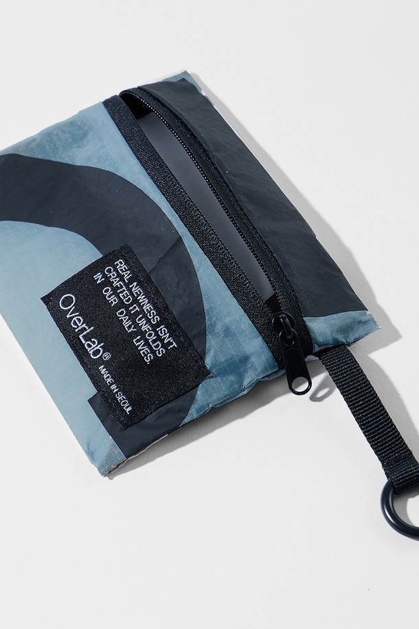 [OverLab] 오버랩 OVPR-104 패러 월렛 PR은 미니멀, 캐주얼, 클래식 스타일을 추구하는 당신을 위한 지갑입니다. 나일론 소재를 사용하여 방수, UV 차단, 속건 기능을 갖춰 일상생활에서 편리하게 사용할 수 있습니다. 가볍고 컴팩트한 사이즈로 데이트룩이나 쇼핑룩에 매치하기 좋으며, 그리드 패턴과 링 디자인 장식으로 포인트를 더했습니다. 업사이클링 소재를 사용하고 벨트 루프에 부착 가능하며, 소형 액세서리 수납도 가능합니다. 지퍼형 잠금 방식으로 안전하게 소지품을 보관할 수 있으며, 지퍼 손잡이 색상은 랜덤으로 발송되지만 주문 시 선호하는 색상을 요청할 수 있습니다.
