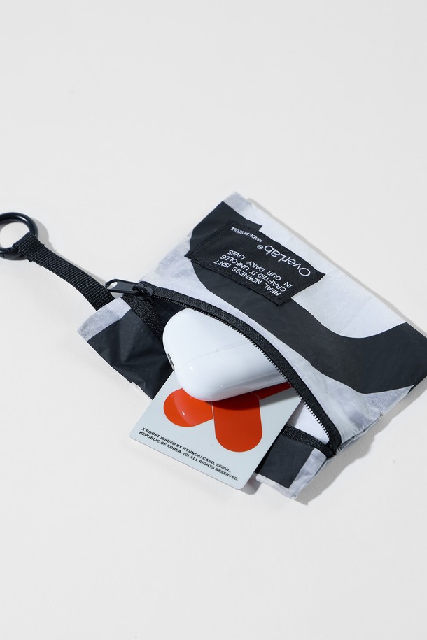 [OverLab] 오버랩 OVPR-104 패러 월렛 PR은 미니멀하고 시크한 스타일을 추구하는 분들을 위한 지갑입니다. 넉넉한 수납공간과 컴팩트한 사이즈, 벨트고리 부착으로 실용성을 높였습니다. 블랙, 화이트, 레드, 그레이 4가지 색상으로 출시되었으며, 방수, 속건, 내구성을 갖춘 나일론 소재에 그리드 패턴을 적용했습니다. UV 차단 기능까지 더해져 쇼핑룩, 데이트룩 등 어떤 스타일에도 잘 어울립니다. 지퍼형 잠금 방식으로 안전하게 소지품을 보관하며, 카드, 명함, 이어폰, 소형 액세서리 등 다양한 물품을 수납할 수 있습니다. 사이즈는 12.5 x 10cm입니다.
